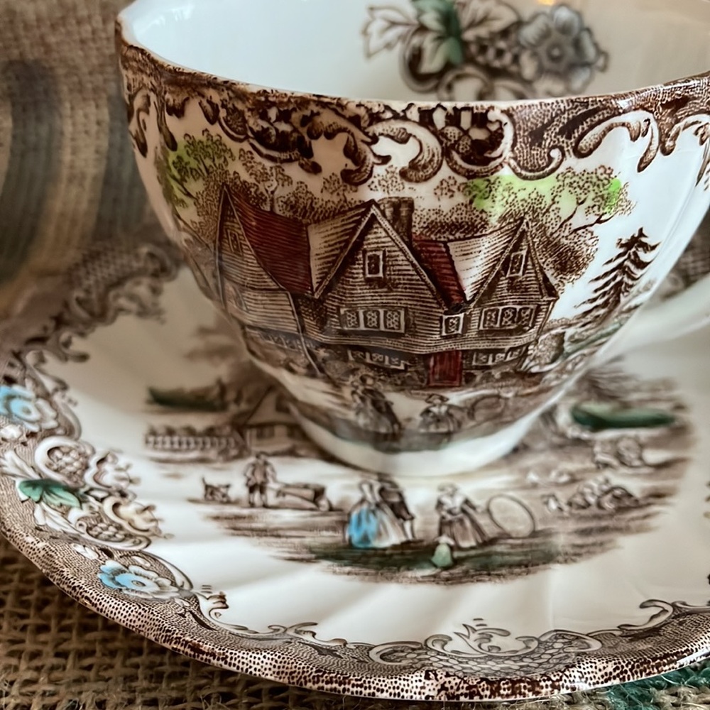 Vintage Heritage Hall Colonial Overhang Teacup & Saucer - Picture 2 of 6
